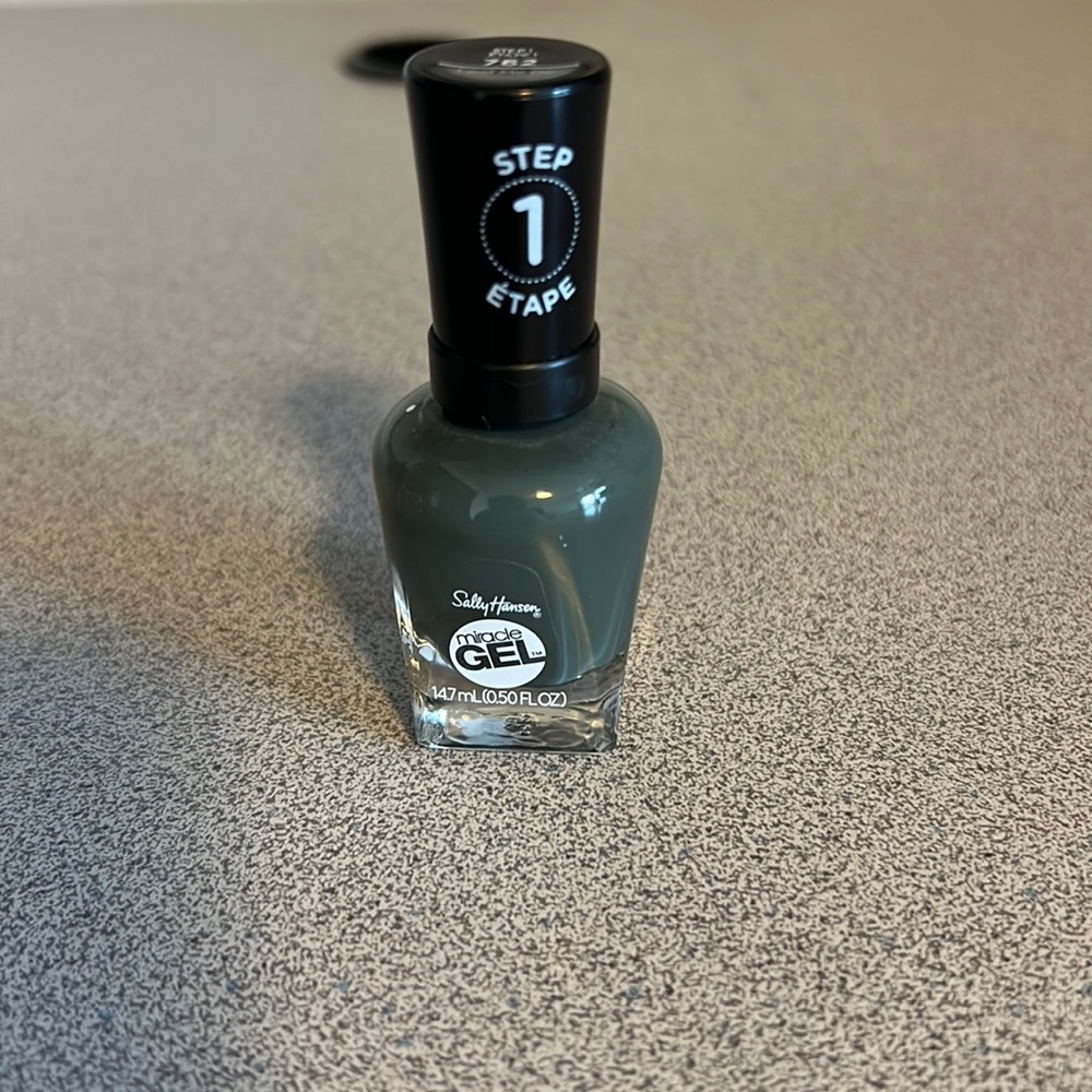 Sally Hansen “Leaf Me Be” miracle Gel